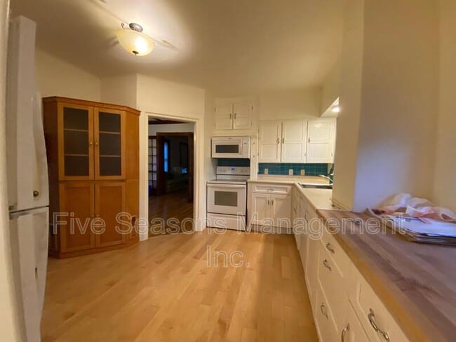 Building Photo - 119 N Winooski Ave