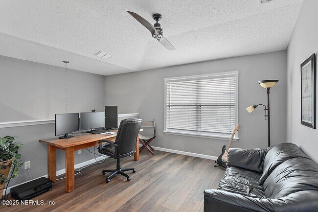 Building Photo - 129 Thornloe Dr