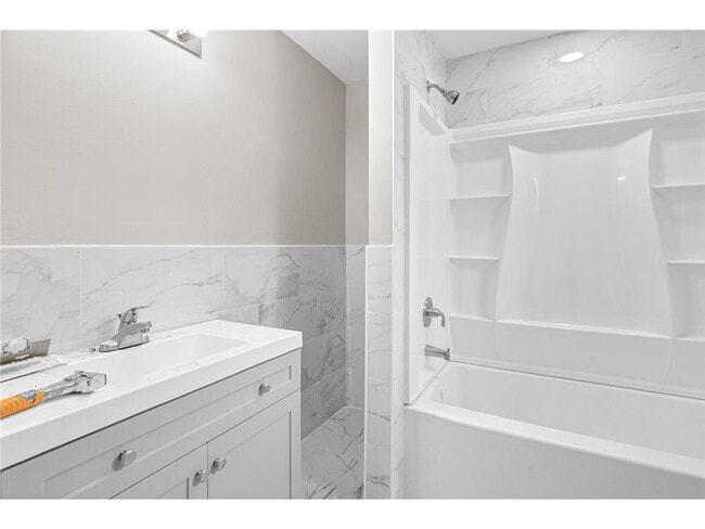 Building Photo - 2310 Leona Dr
