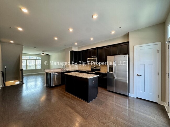 Building Photo - Walk to Largo Metro!