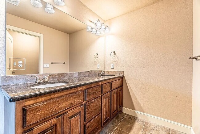 Building Photo - 3104 SW Featherston Rd