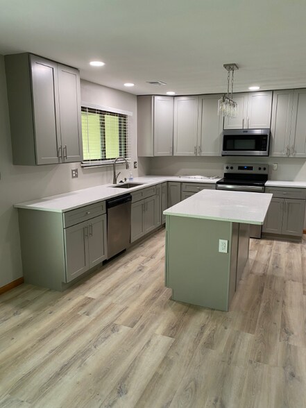 Building Photo - 2302 Lakeview Dr