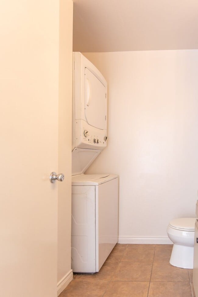 Building Photo - Spacious 2 Bedroom / 1.5 Bath Condominium ...
