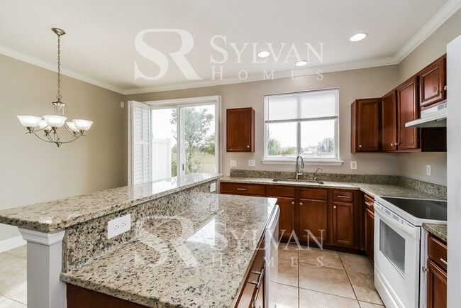 Building Photo - You'll love this well maintained townhouse!