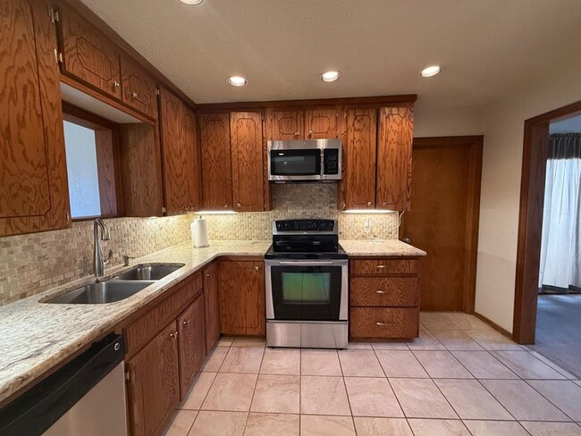 Building Photo - 1940 Ives Way Ln