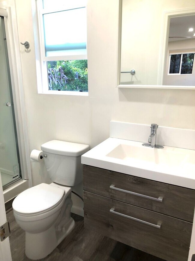 Building Photo - Tarzana- High End Compact Side House Studio / UTILITIES INCLUDED!
