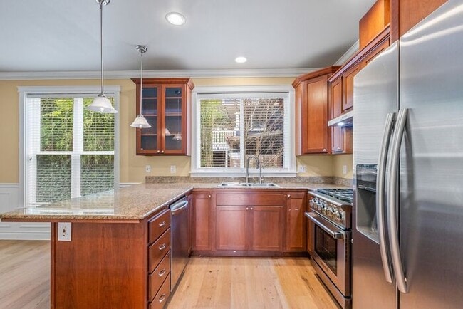 Building Photo - Quintessential West Seattle Townhome with Air Conditioning