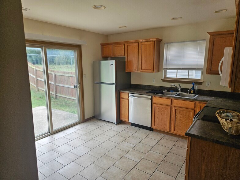 Building Photo - 700 Glenstone Dr