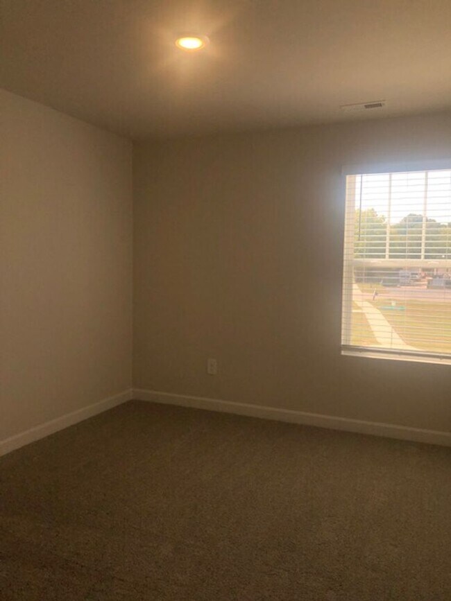 Building Photo - Newer Townhome with 1 Car Garage in Braemar Village! COMING SOON!