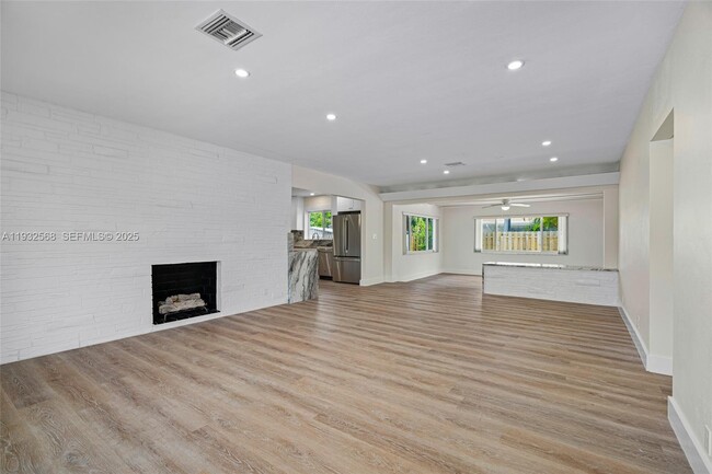 Building Photo - 251 SE 7th St