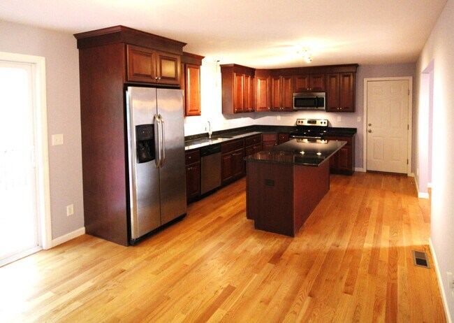 Building Photo - Privacy, Space, and Modern Comfort in Salem