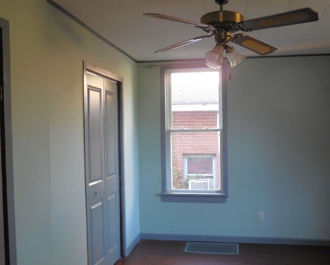 Building Photo - Two Bedroom Home with 3 Baths and W/D Hookups!