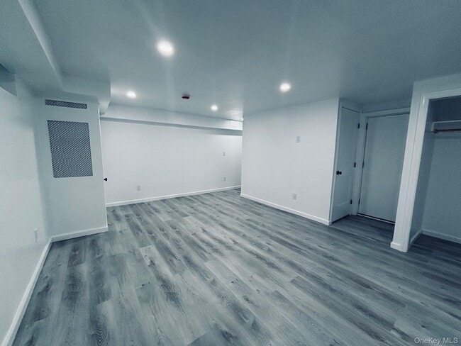 Building Photo - 14 Chamberlain Ave