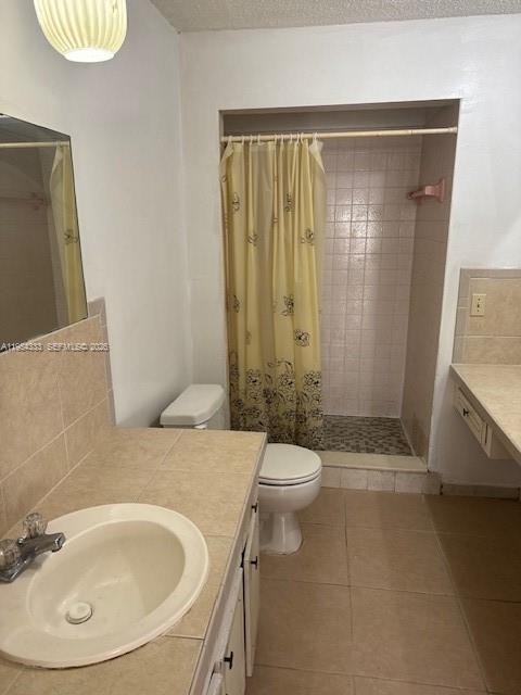 Building Photo - 3920 Woodside Dr