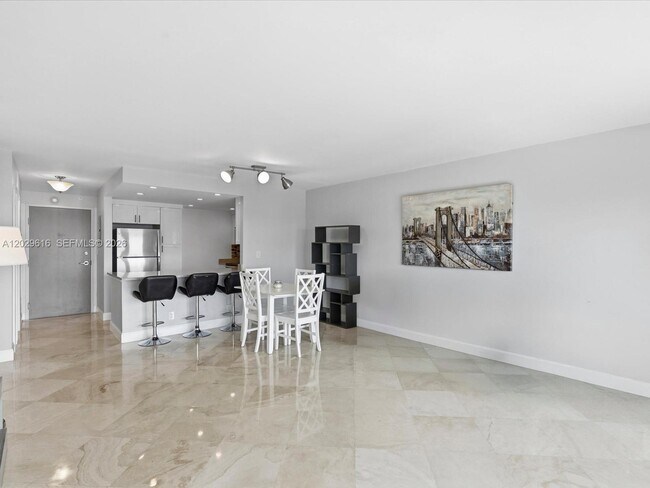 Building Photo - 340 Sunset Dr