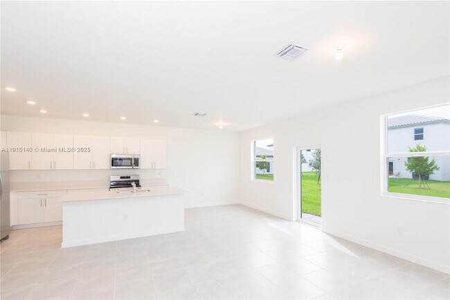 Building Photo - 2636 SE 8th Ct