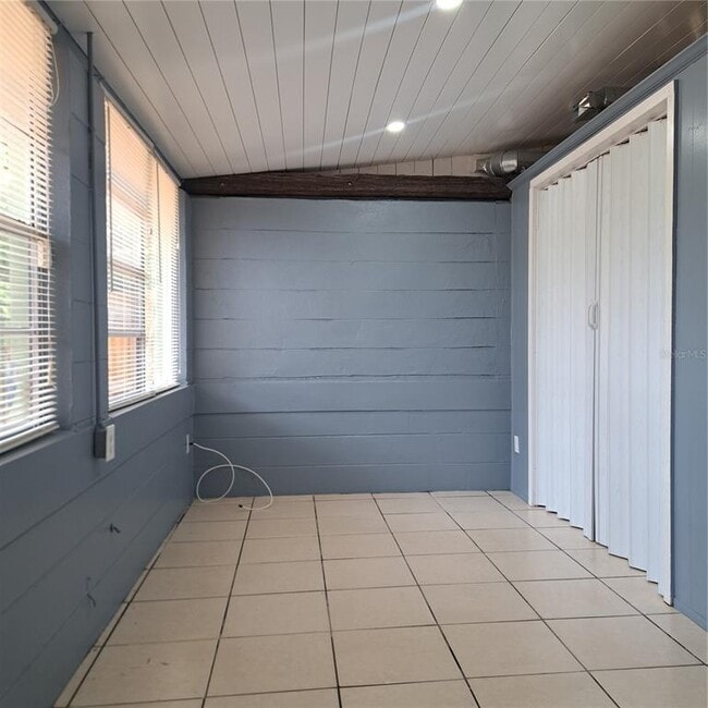 Building Photo - 627 61st Ave S