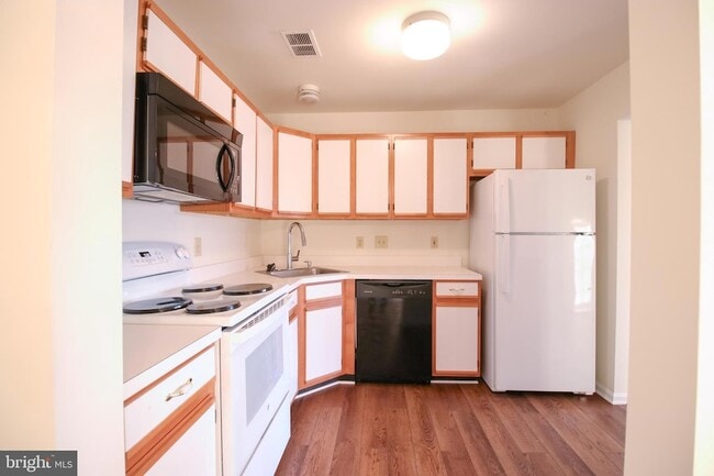 Building Photo - 102-107 Timberlake Terrace