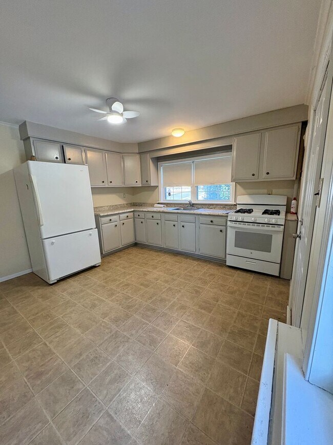 Building Photo - 418 N Ogle Ave