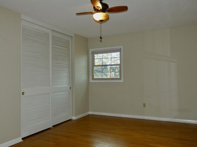 Building Photo - Two Bedroom Apartment - Great North Asheville Location!