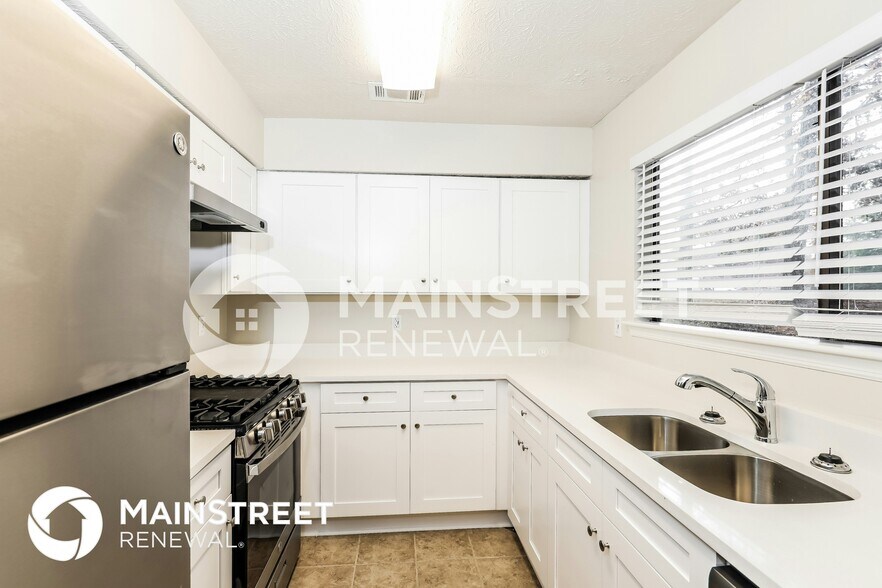 Building Photo - 9395 Forest Knoll Dr