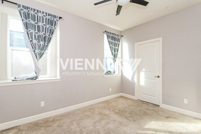 Building Photo - 400 Dormarin Pl