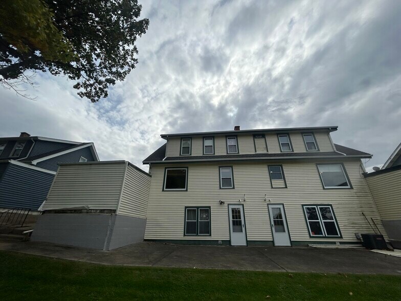 Building Photo - 1536 W 45th St