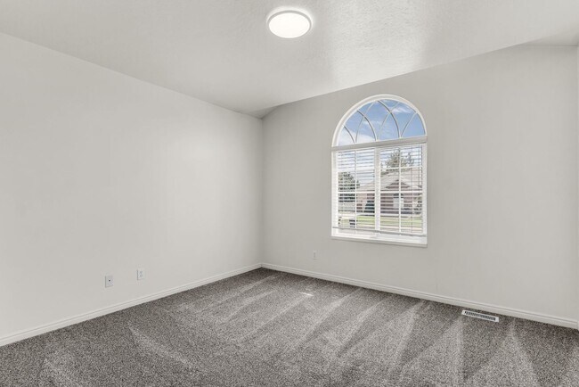 Building Photo - Spacious 5 Bed Kaysville Home with 3-Car Garage