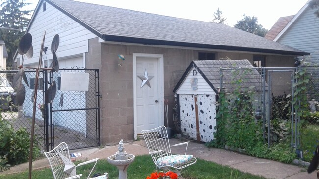 entry from yard to garage - 4350 Girard Ave N