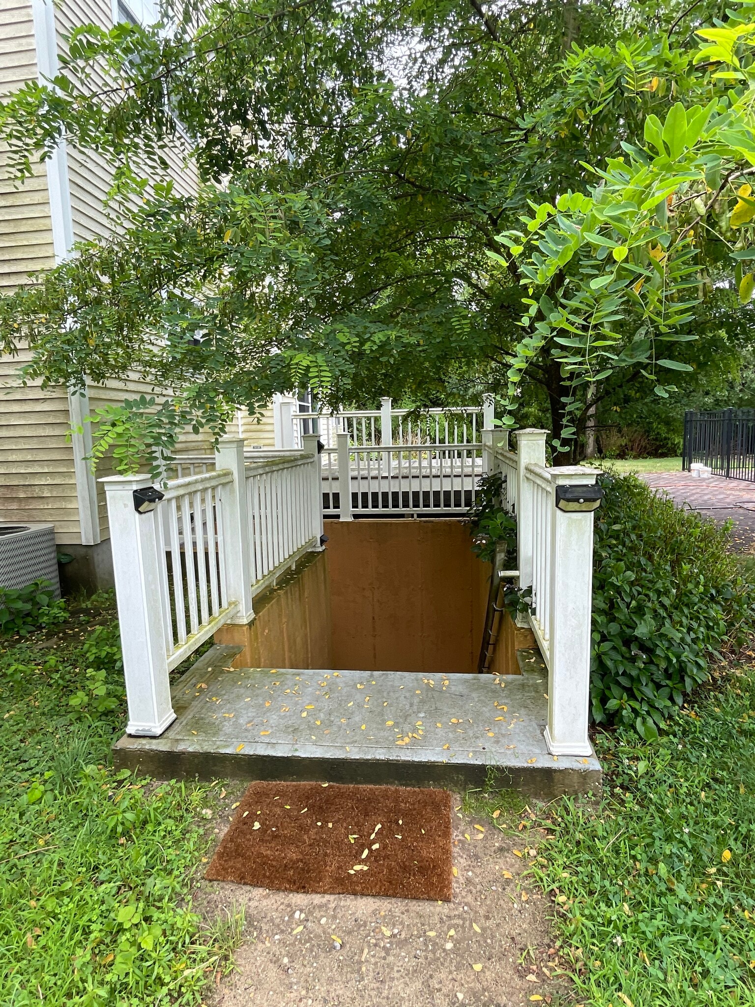 The separate outside entrance to the apartment. (1/3) - 18 Old Neck Ct