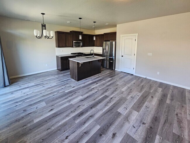 Building Photo - 1400 Dahlia St