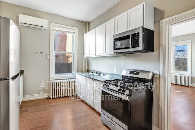 Building Photo - 305 9th St