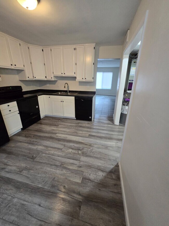 Building Photo - 5205 S Brooks Dr
