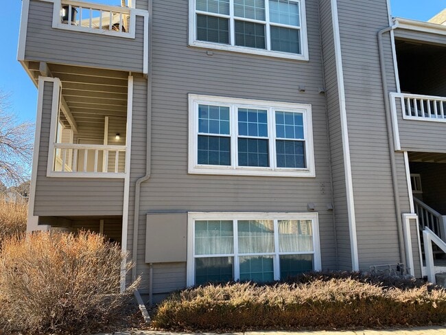 Building Photo - Lakewood Condo