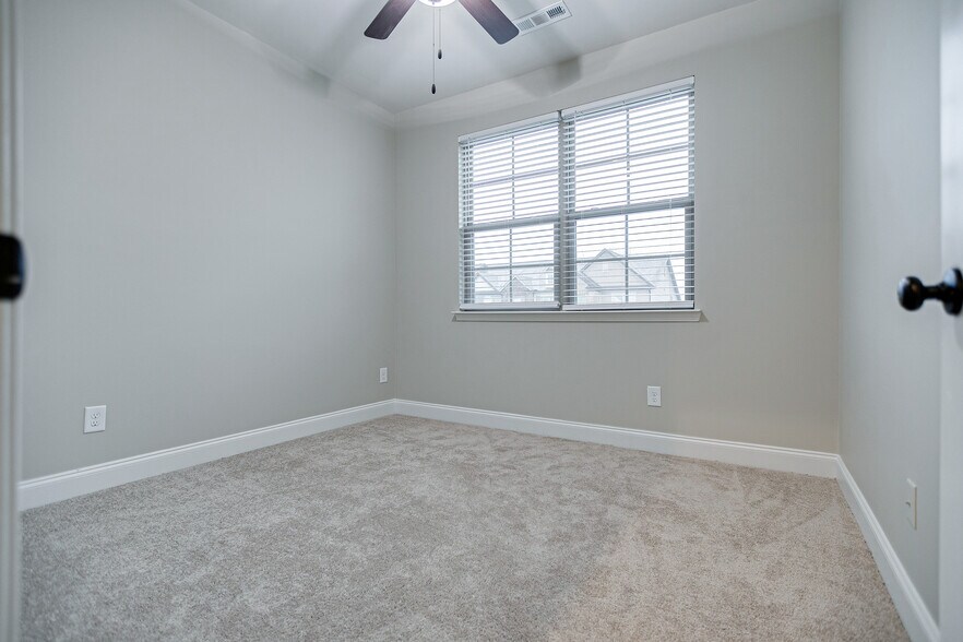 Building Photo - 2576 Wellesley Square Dr