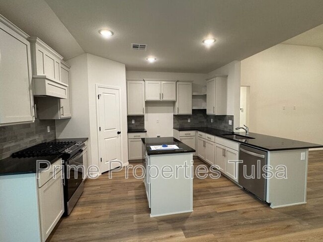 Building Photo - 3012 S Redwood Ave