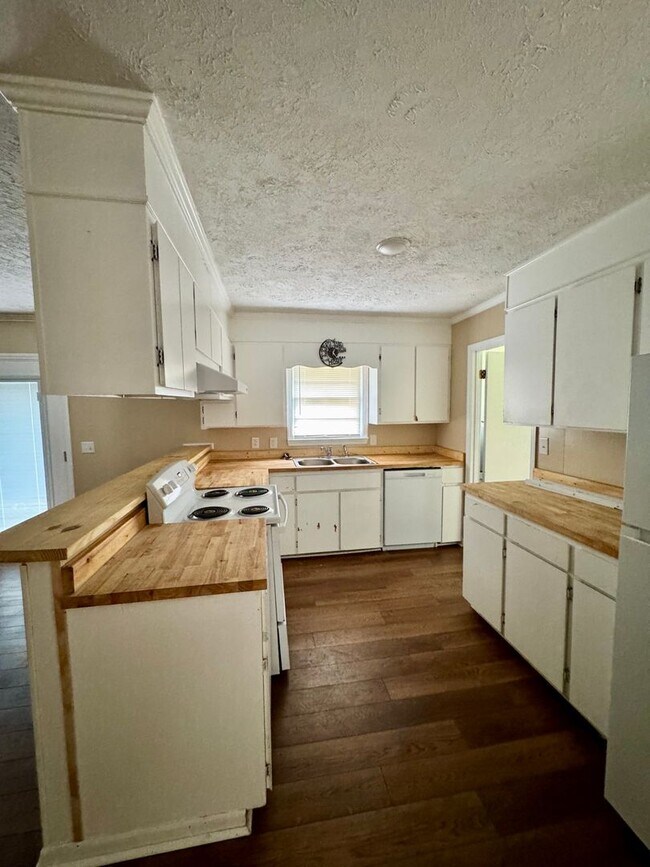 Building Photo - 4 Bed 2 Bath Brick House