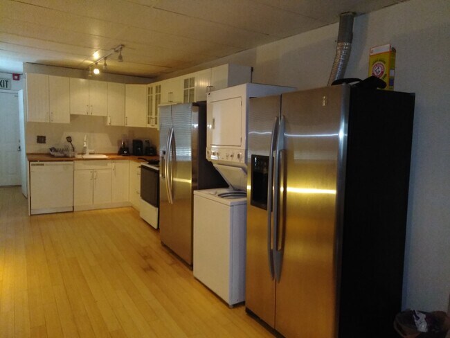 kitchen - 1016 S Charles St