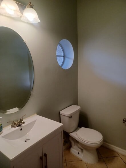 Building Photo - Townhouse with Amenities Galore: 3 BR / 2.5 Bath In The Colonnade Community