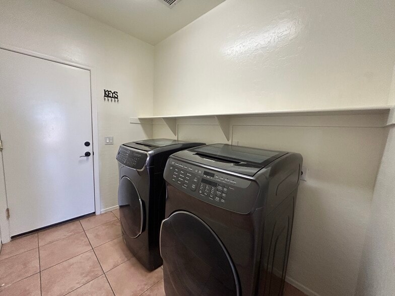 Building Photo - 9885 S La Rosa Dr