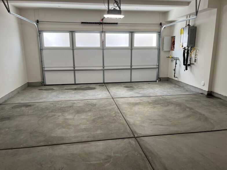 Building Photo - 28019 Oakdale Dr