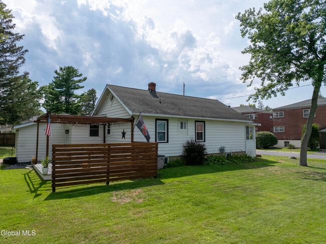 Building Photo - 33 Clinton St