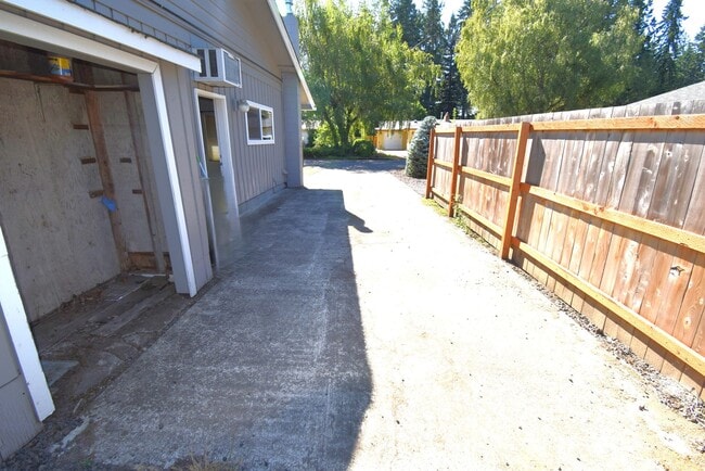 Building Photo - Desirable North Albany home.