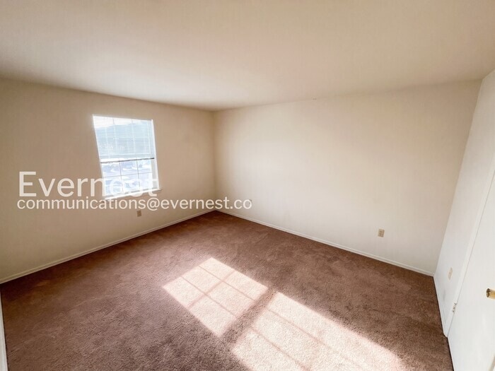 Building Photo - 12916 N Cresap St