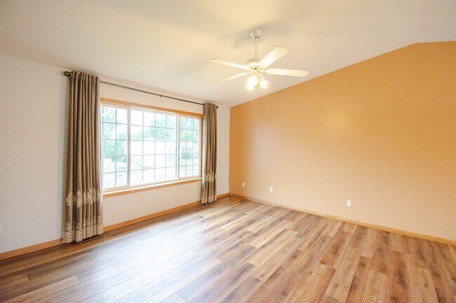 Building Photo - Fantastic NW Rochester home with great updates!