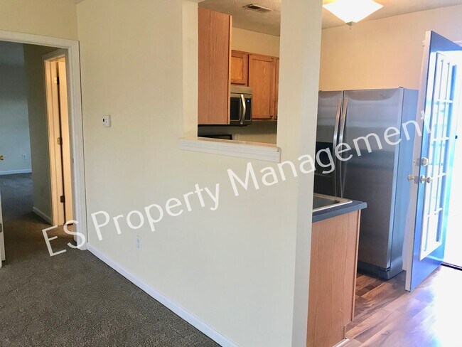Building Photo - Great 3 Bedroom 2 Bathroom Ranch Style Hom...