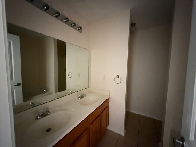 Building Photo - 2224 Hummingbird Way