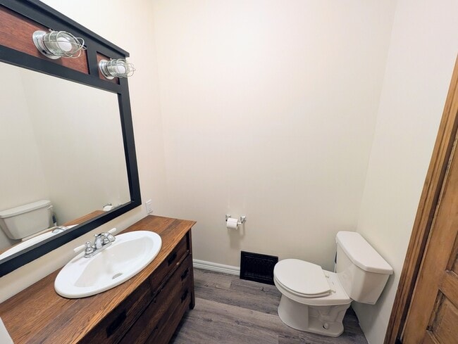 Building Photo - 1015 A Ave E