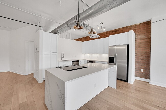 Building Photo - $2,500 - 1 Bed 1 Bath Condo with Central A...