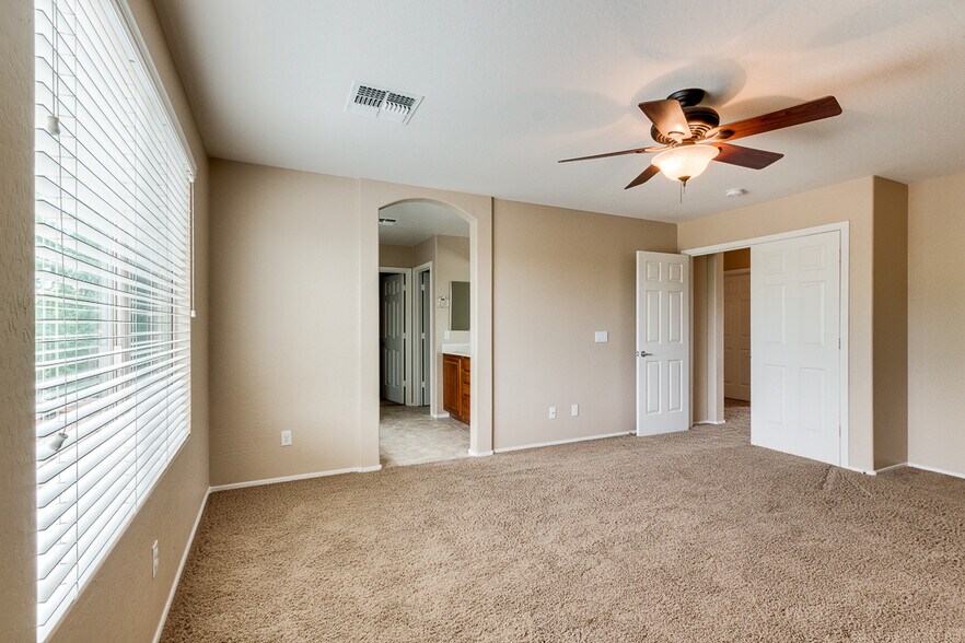 Building Photo - 1326 E Macaw Dr